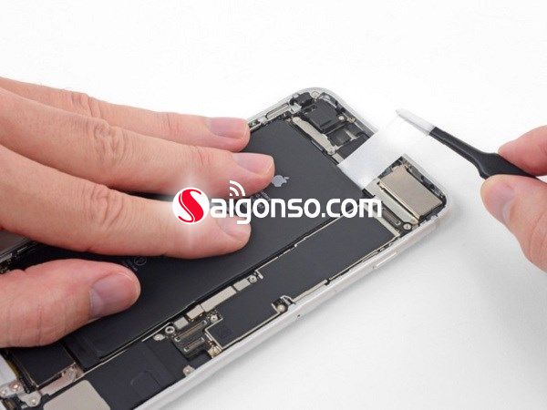 Tháo rút bỏ 4 miếng keo kết dính hai mặt từ pin với thân máy